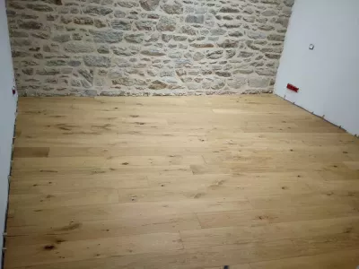 Découpe parquet collé (mur en pierre)